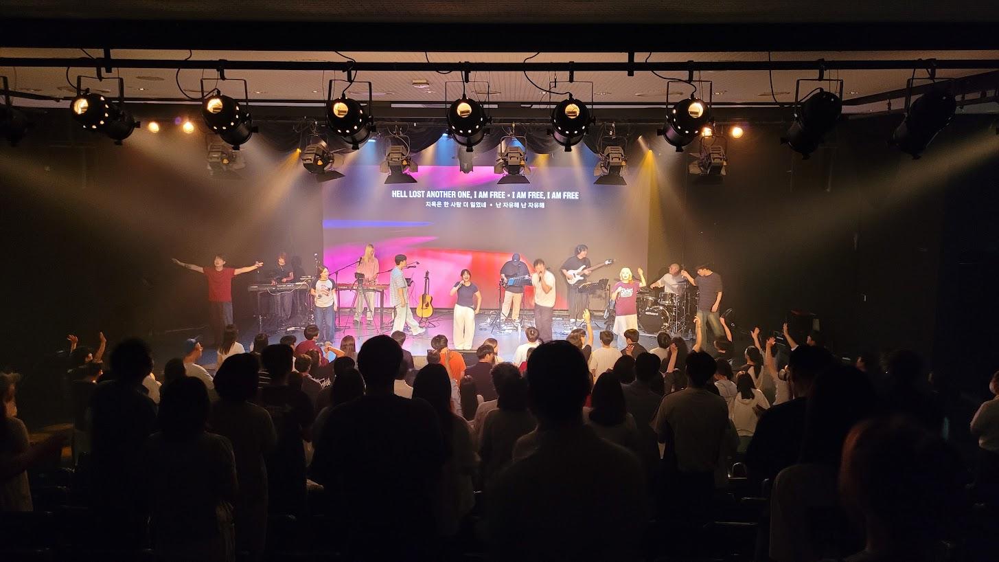 Worship Instead of Candles: Rewriting Leipzig's "Monday Miracle" in Sinchon